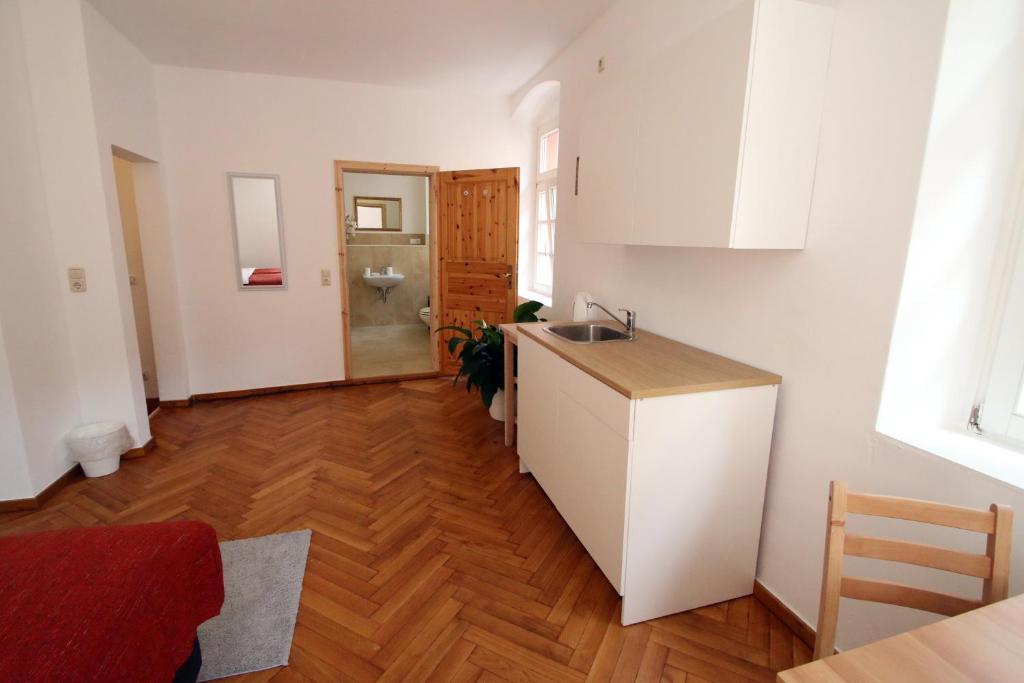 studio-ferienwohnung-mit-kingsize-bett-–-nebengebaude-1-og (2)