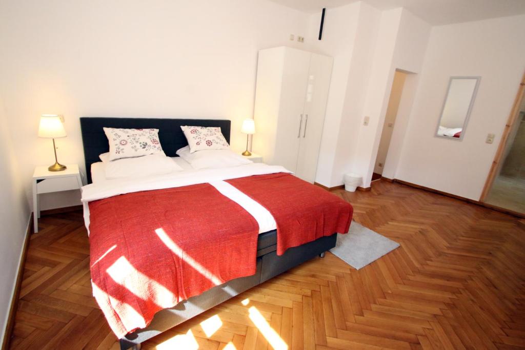 studio-ferienwohnung-mit-kingsize-bett-–-nebengebaude-1-og