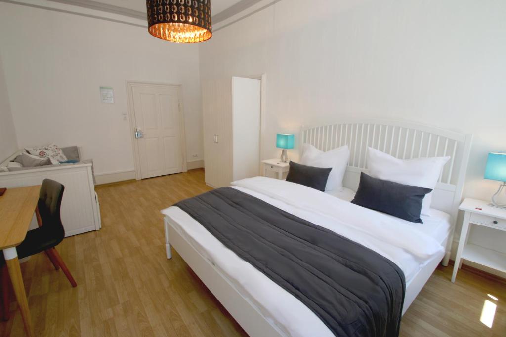 studio-mit-eigenem-badezimmer-ausserhalb-des-zimmers-3