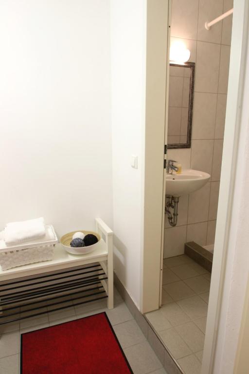 studio-mit-eigenem-badezimmer-ausserhalb-des-zimmers-4