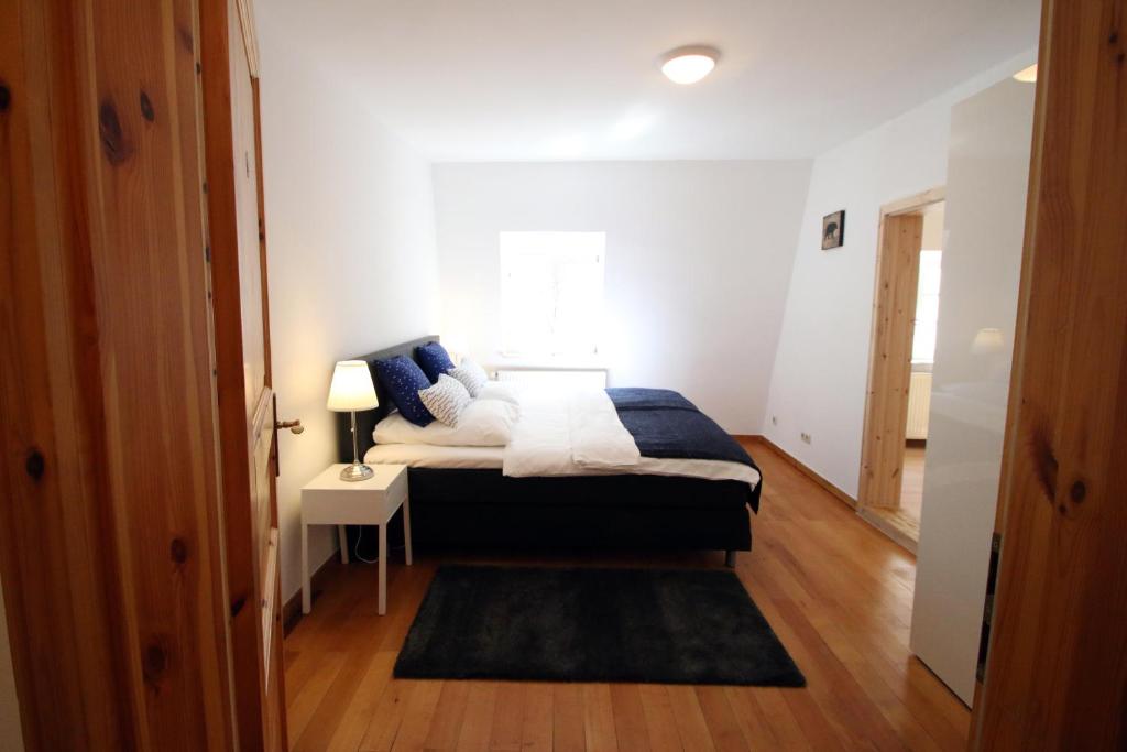 studio-mit-kingsize-bett-und-queensize-bett-nebengebaude-1-og (2)