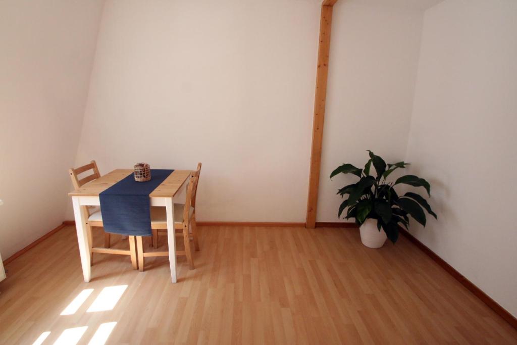 studio-mit-kingsize-bett-und-queensize-bett-nebengebaude-1-og (3)