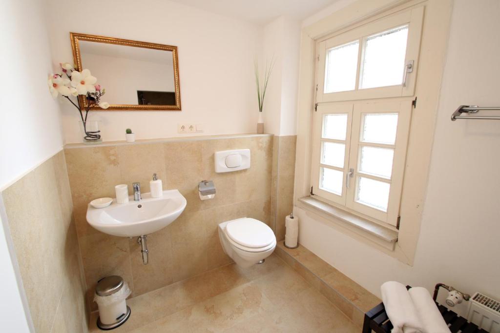 studio-mit-kingsize-bett-und-queensize-bett-nebengebaude-1-og (4)