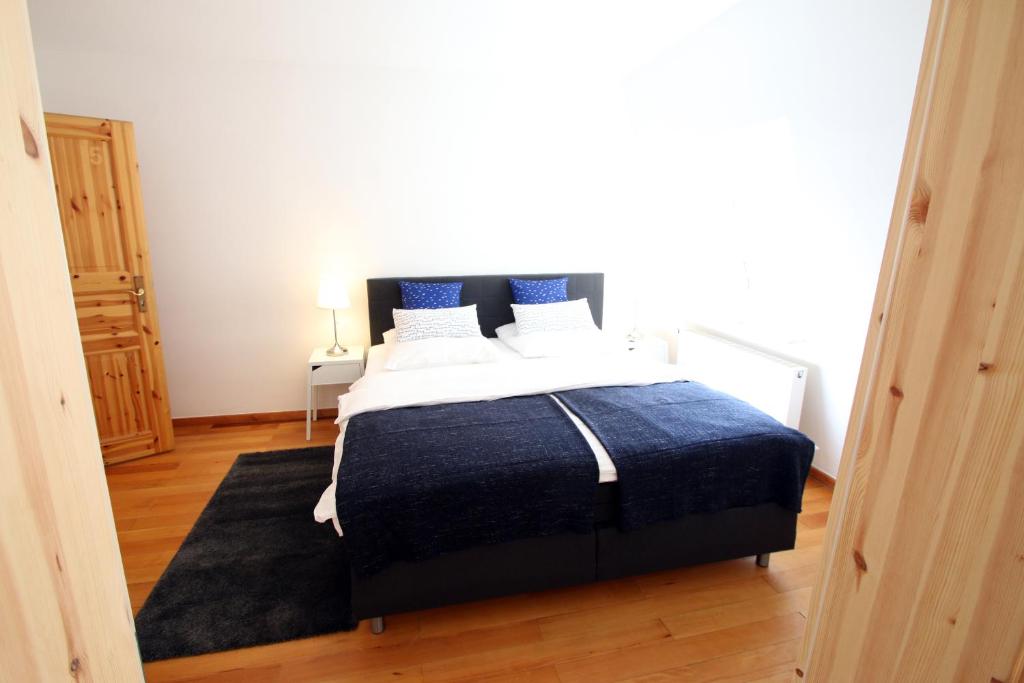 studio-mit-kingsize-bett-und-queensize-bett-nebengebaude-1-og